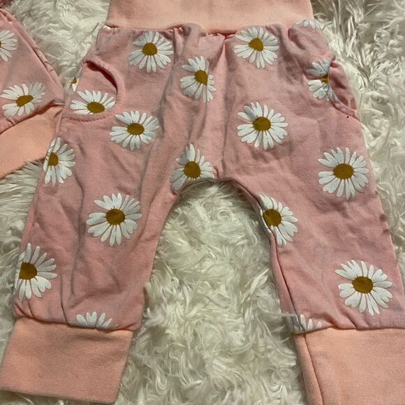 Pink & Daisy Sweatsuit Outfit Size 70(6M) - Picture 3 of 4